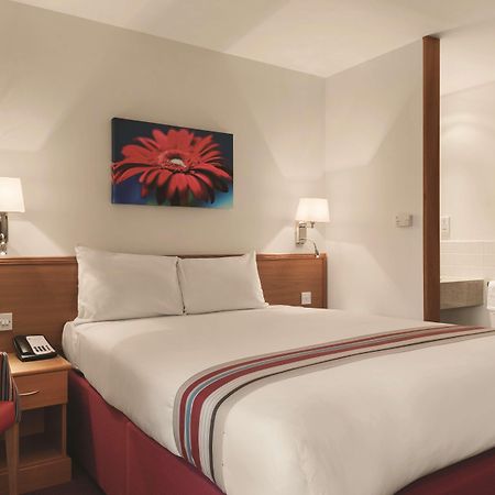 Hotel Ramada By Wyndham Cambridge Fen Drayton Esterno foto