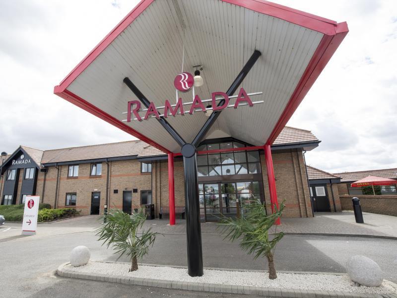 Hotel Ramada By Wyndham Cambridge Fen Drayton Esterno foto