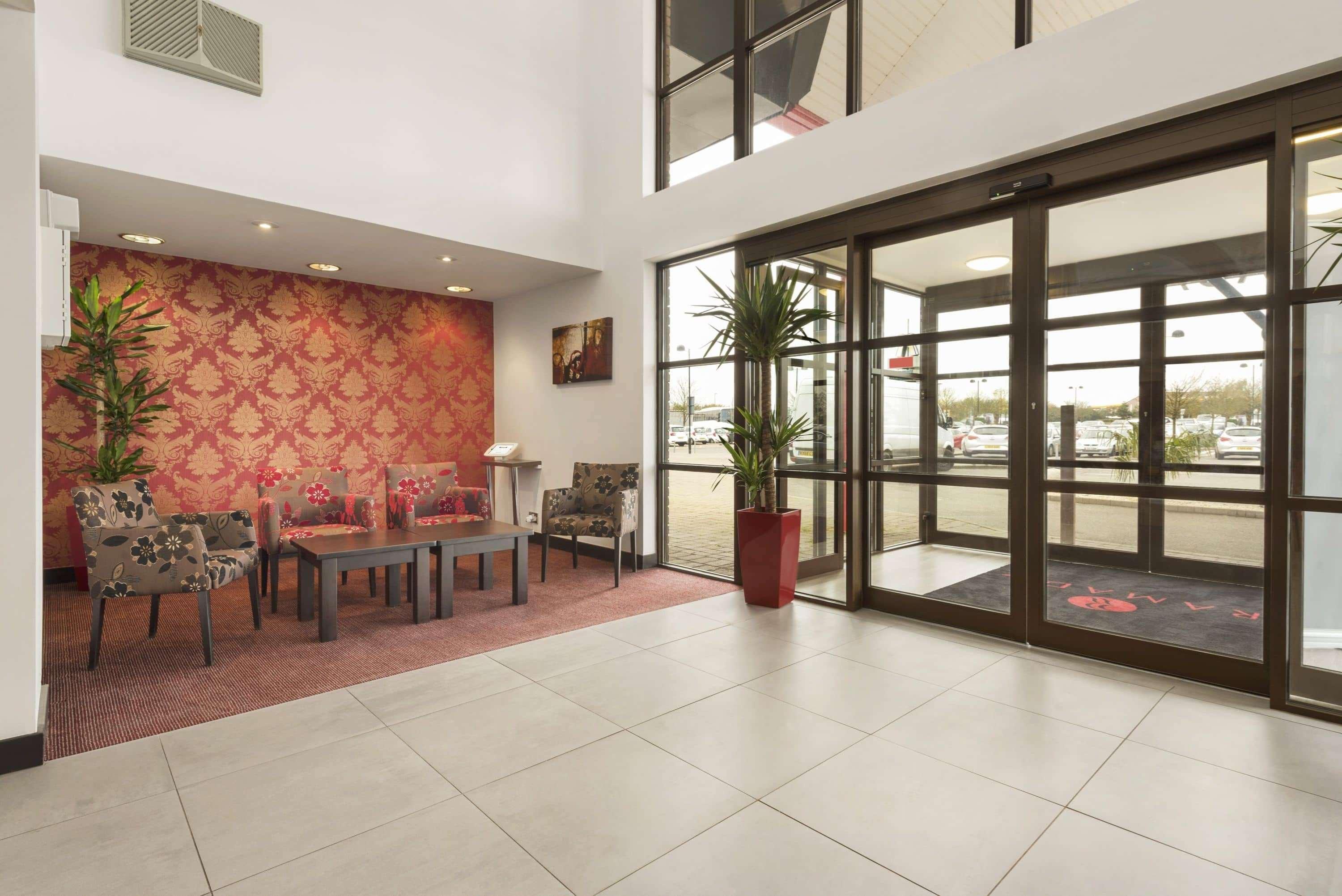 Hotel Ramada By Wyndham Cambridge Fen Drayton Esterno foto