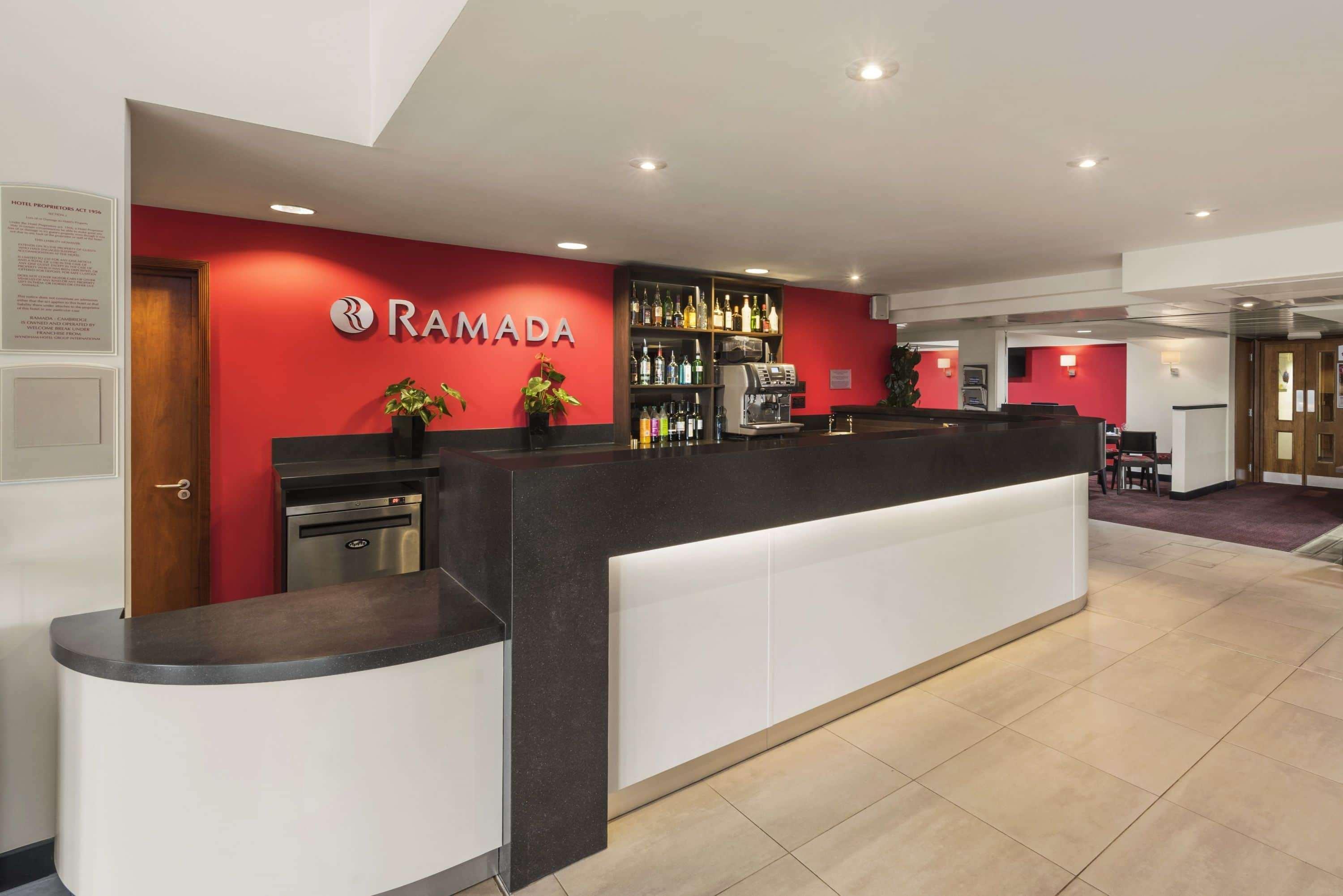 Hotel Ramada By Wyndham Cambridge Fen Drayton Esterno foto