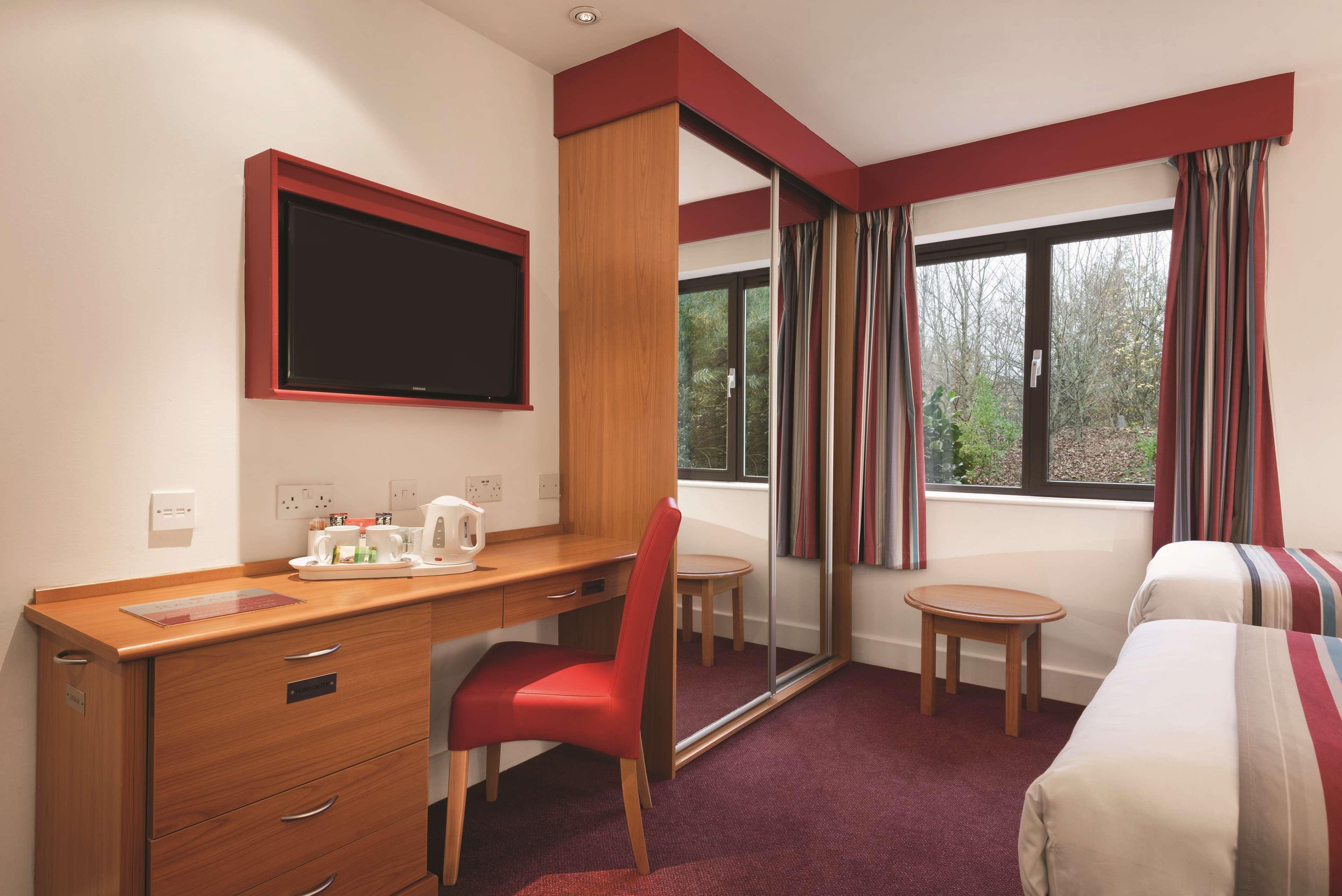Hotel Ramada By Wyndham Cambridge Fen Drayton Esterno foto