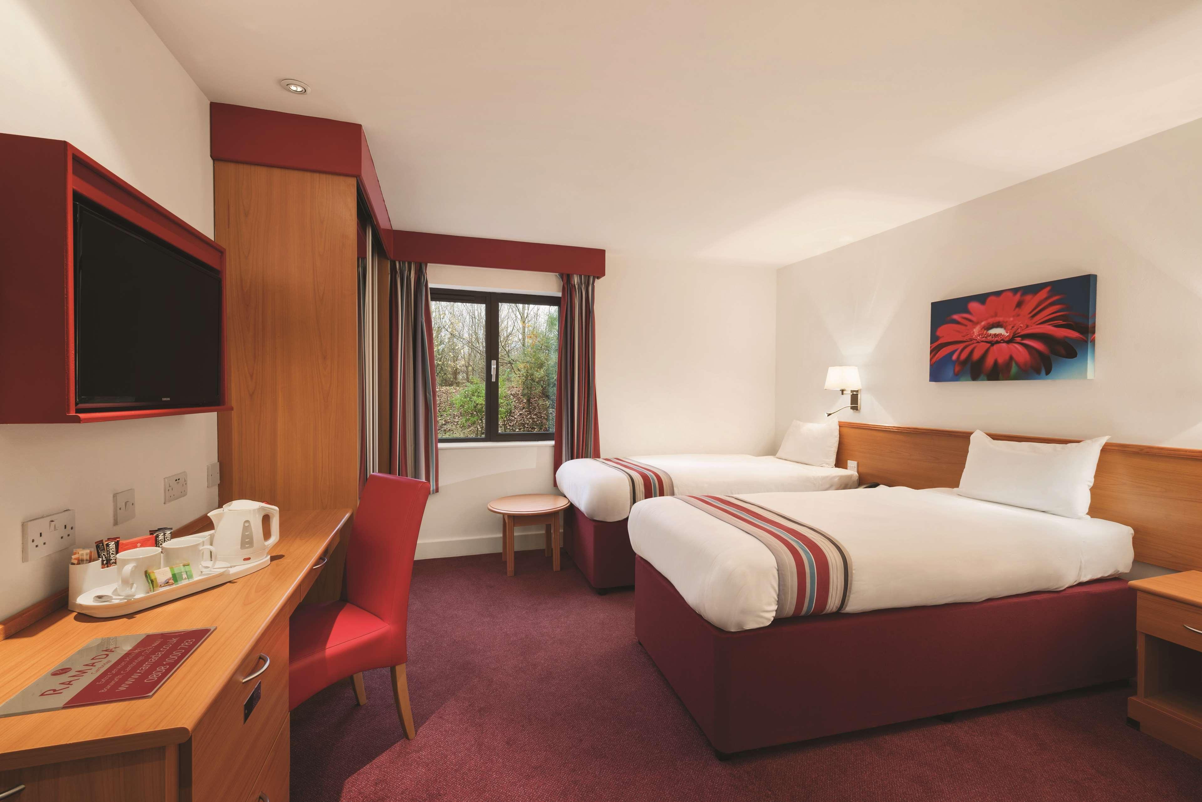 Hotel Ramada By Wyndham Cambridge Fen Drayton Esterno foto