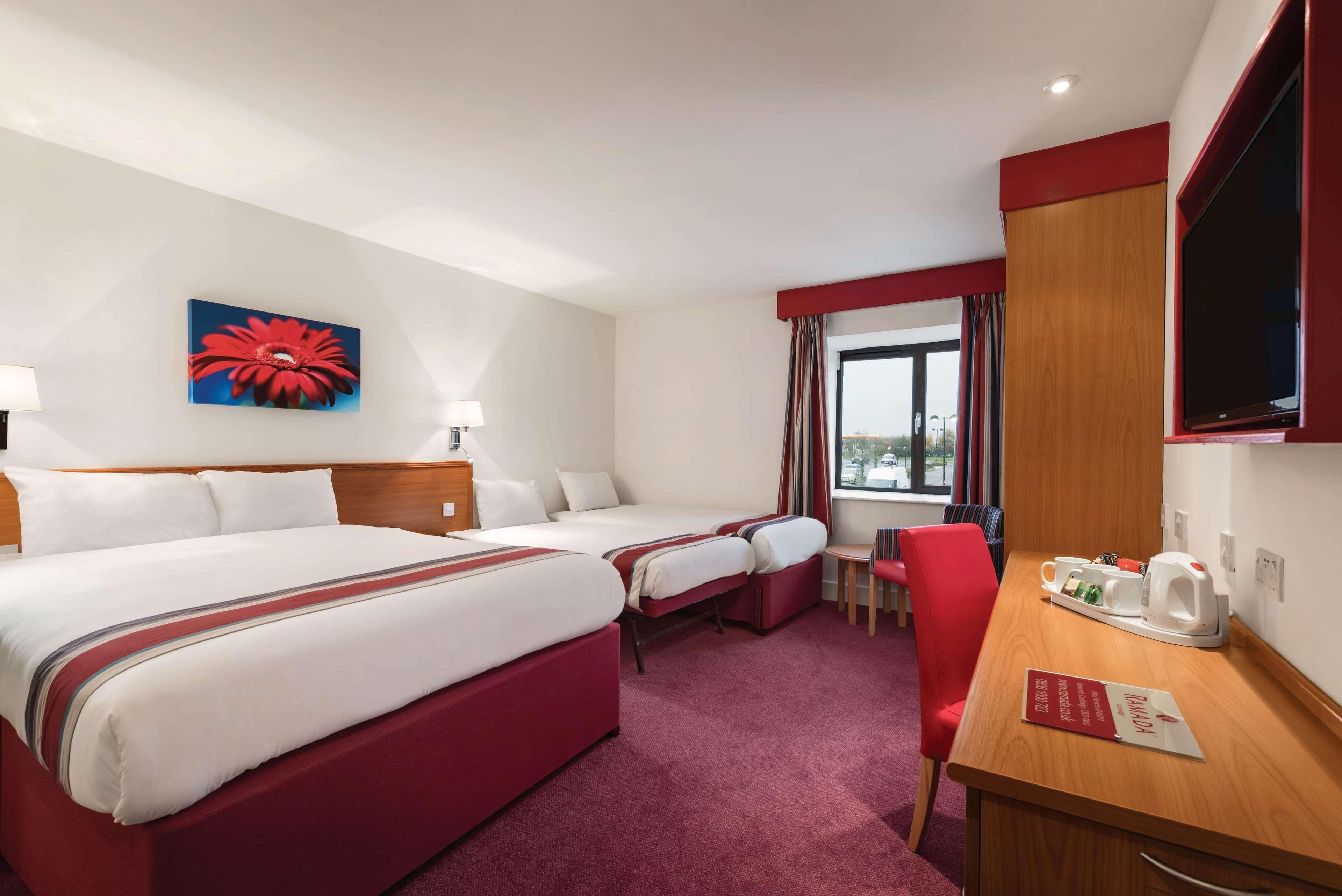 Hotel Ramada By Wyndham Cambridge Fen Drayton Esterno foto