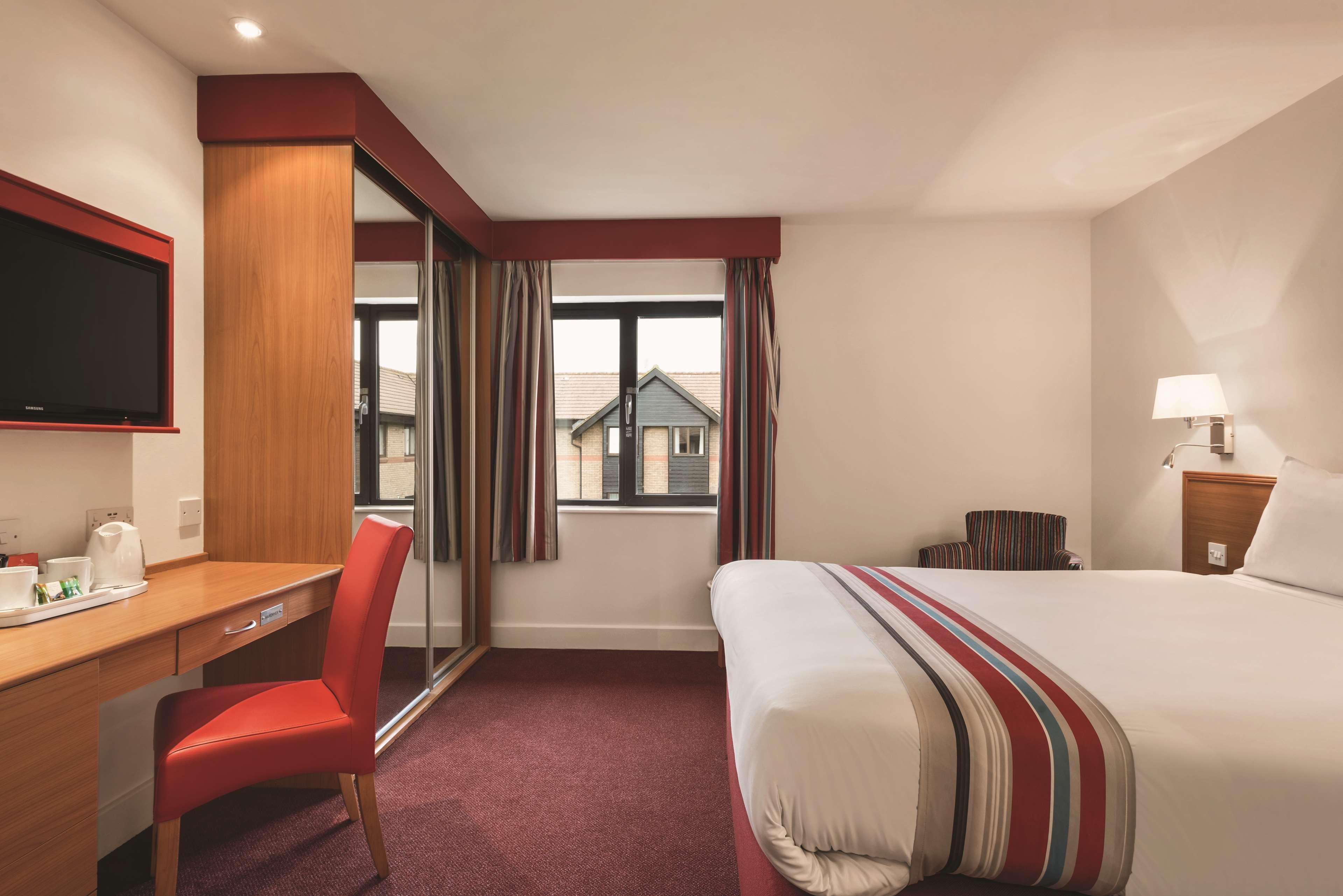 Hotel Ramada By Wyndham Cambridge Fen Drayton Esterno foto