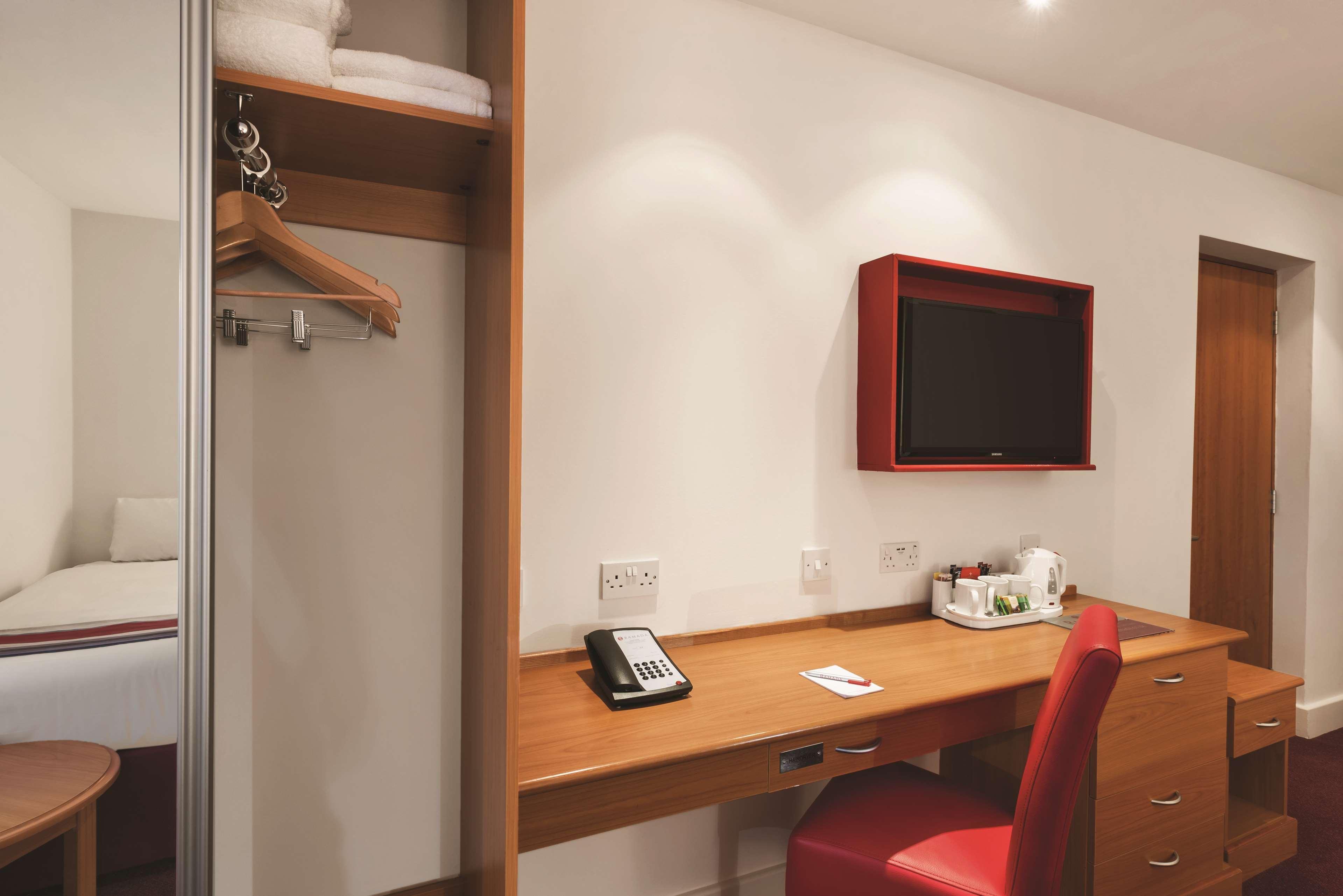 Hotel Ramada By Wyndham Cambridge Fen Drayton Esterno foto