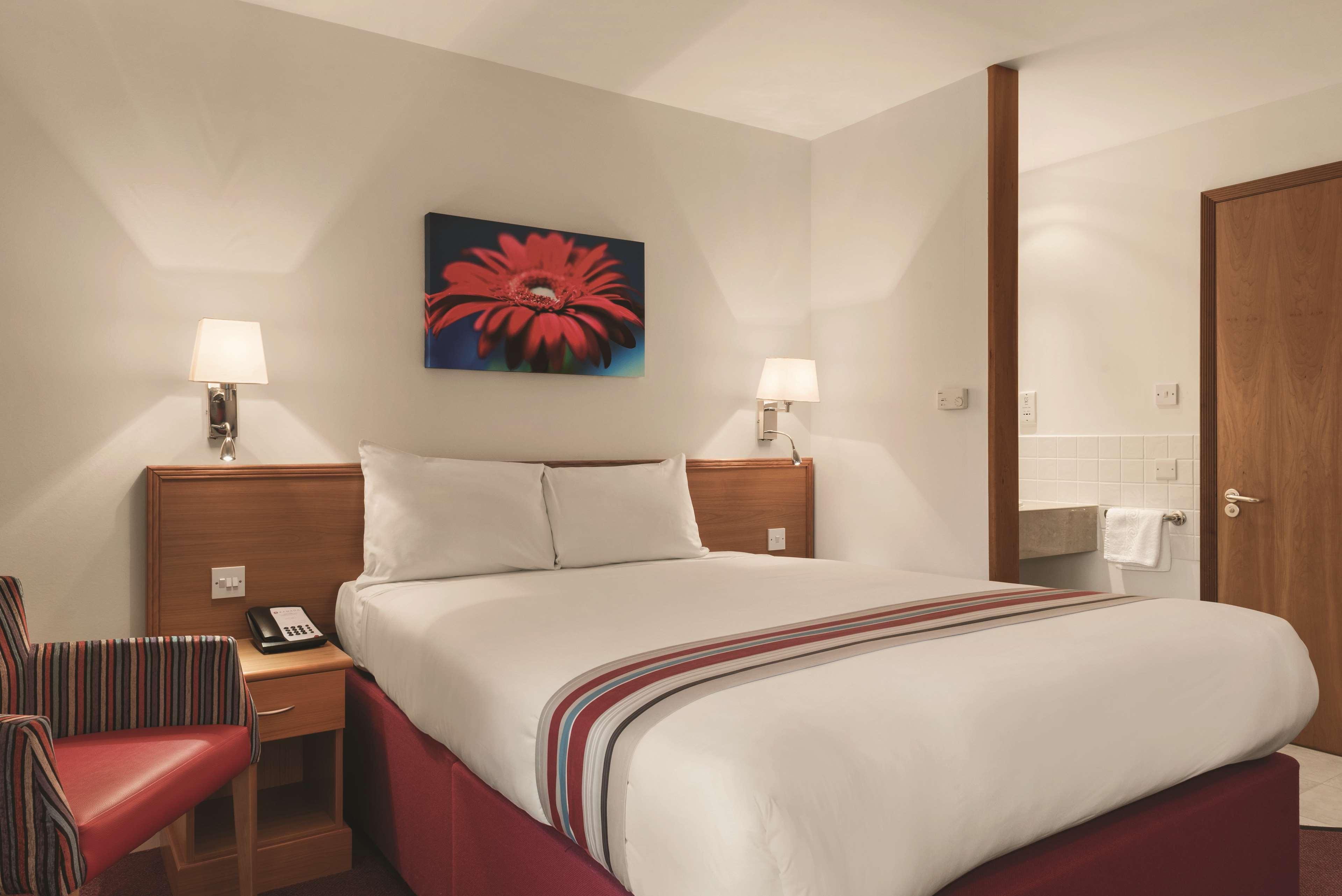 Hotel Ramada By Wyndham Cambridge Fen Drayton Esterno foto