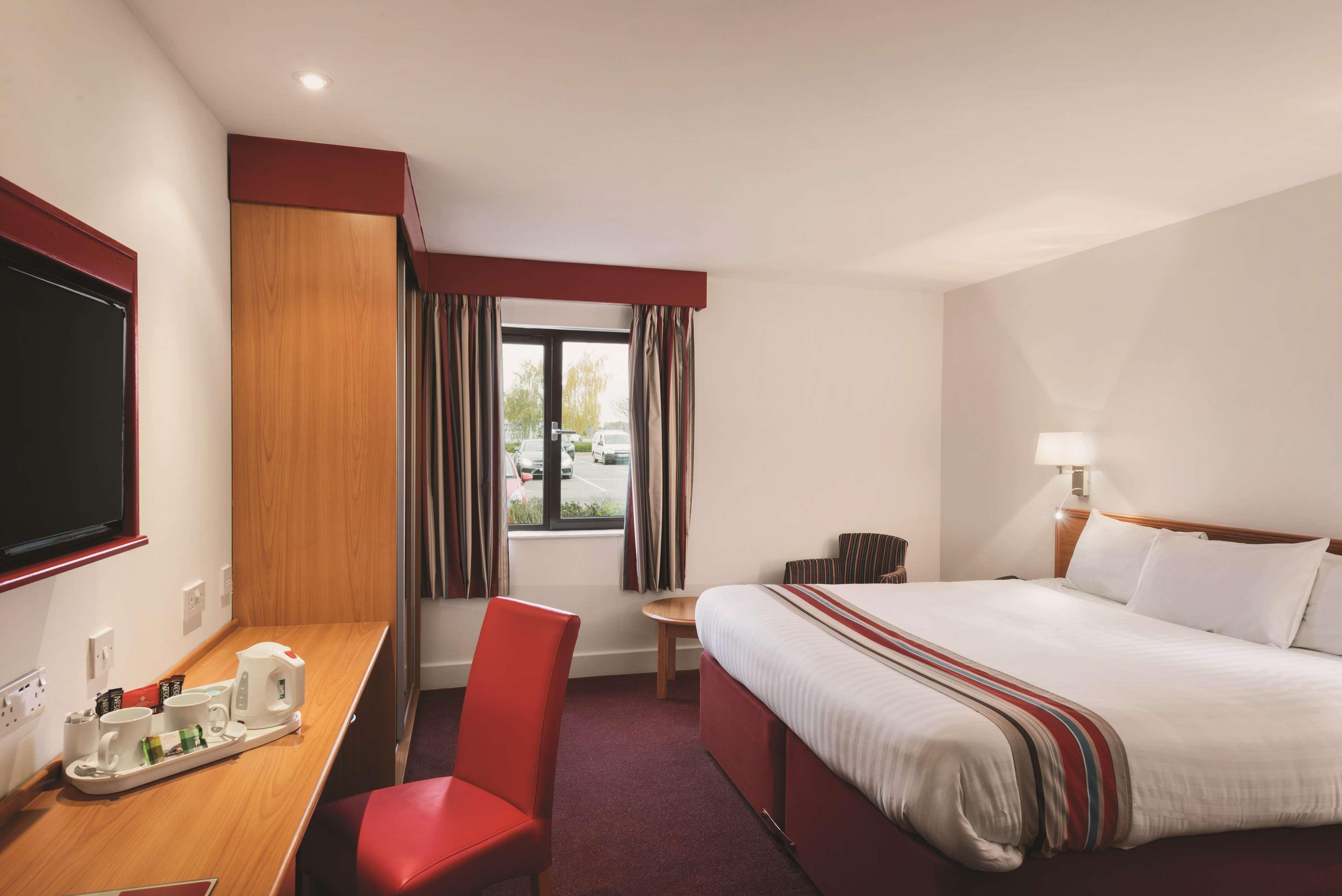 Hotel Ramada By Wyndham Cambridge Fen Drayton Esterno foto