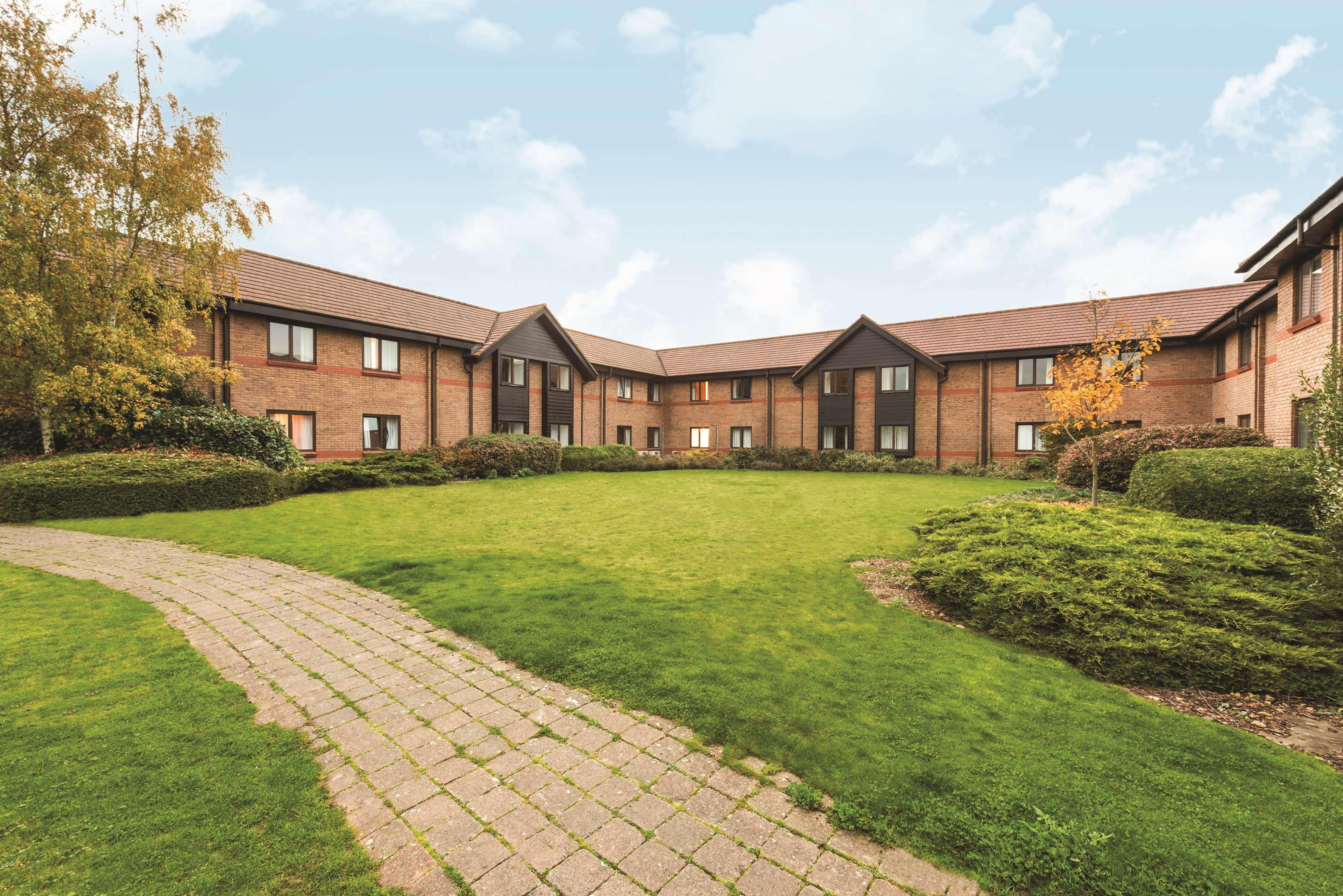 Hotel Ramada By Wyndham Cambridge Fen Drayton Esterno foto