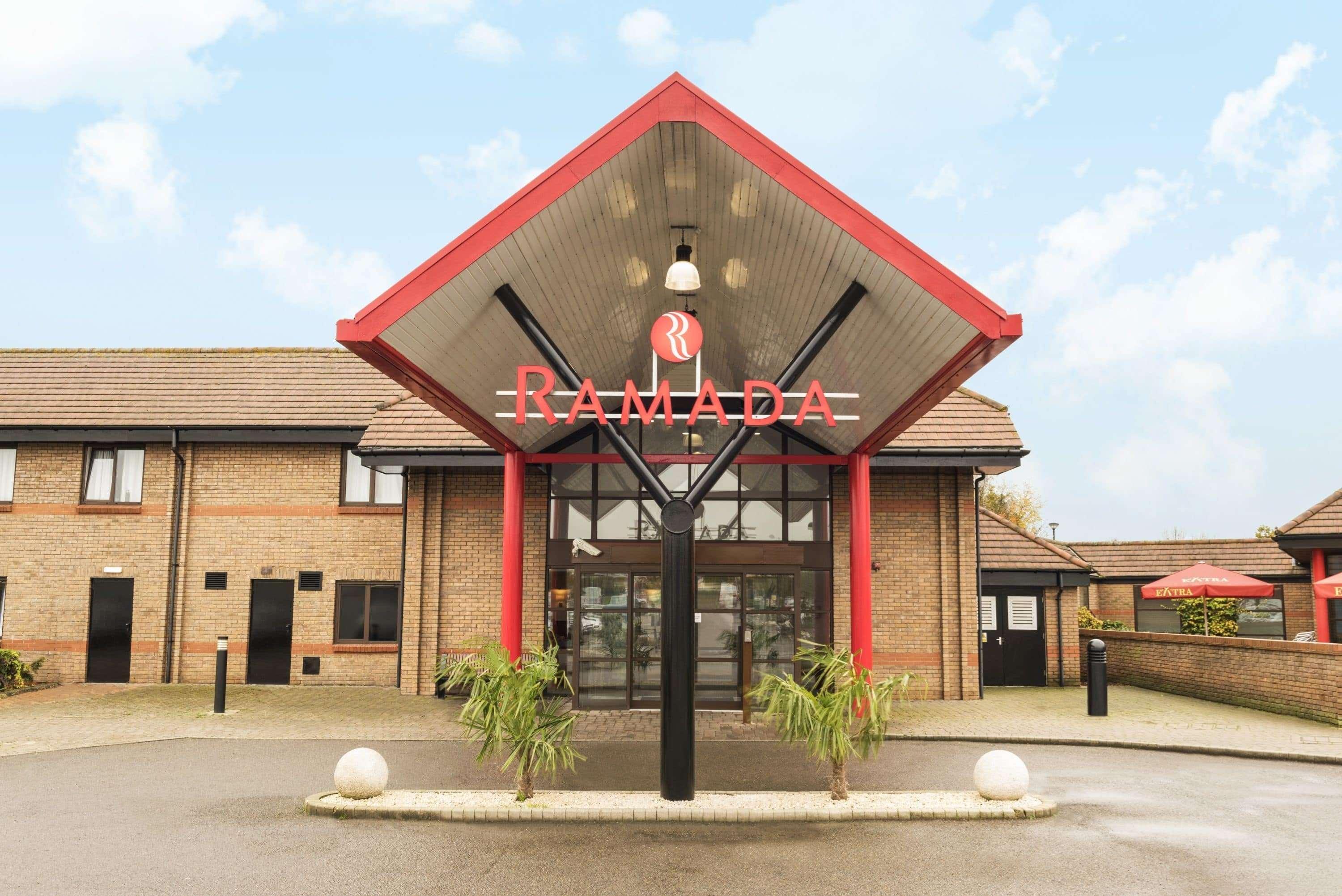 Hotel Ramada By Wyndham Cambridge Fen Drayton Esterno foto