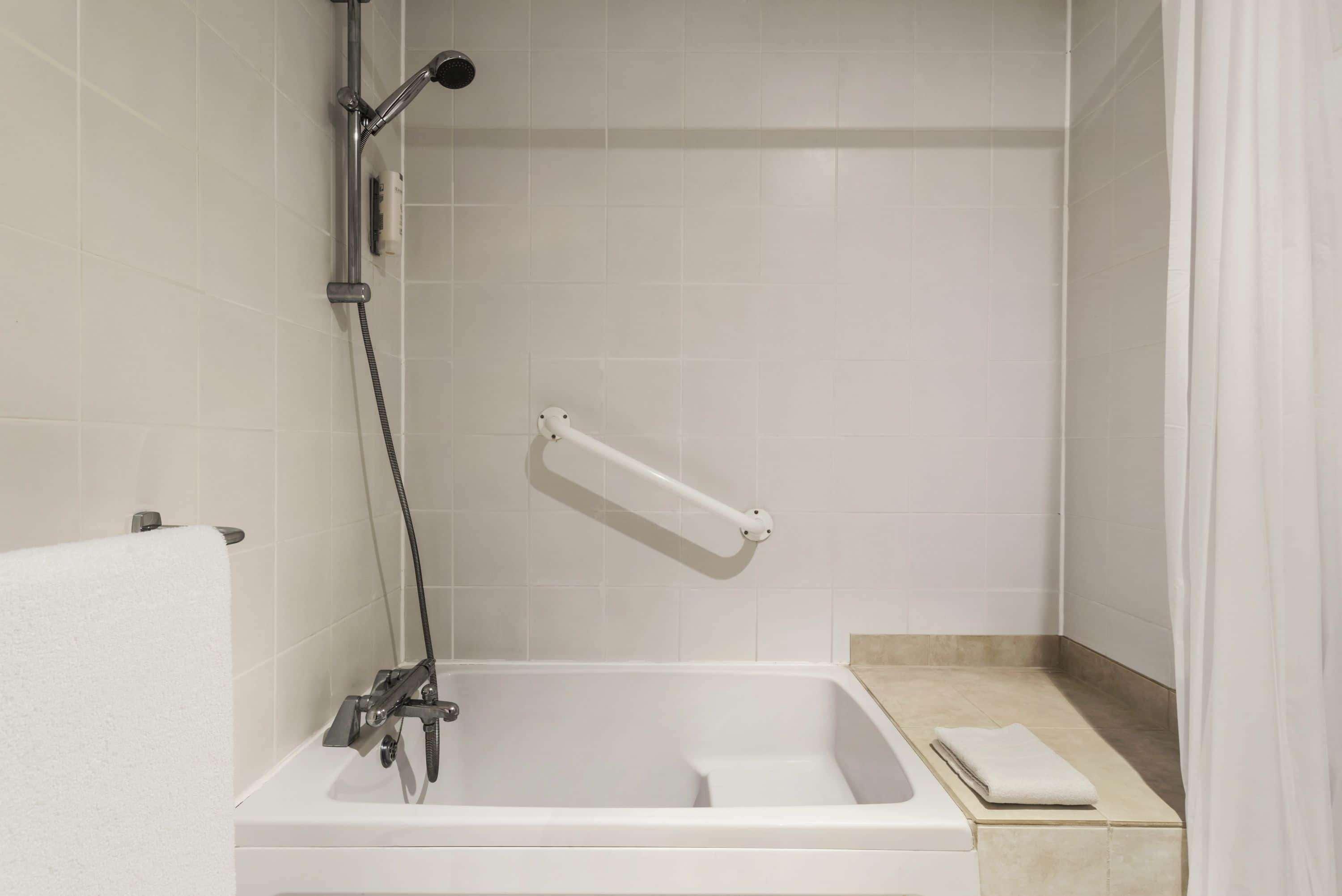 Hotel Ramada By Wyndham Cambridge Fen Drayton Esterno foto