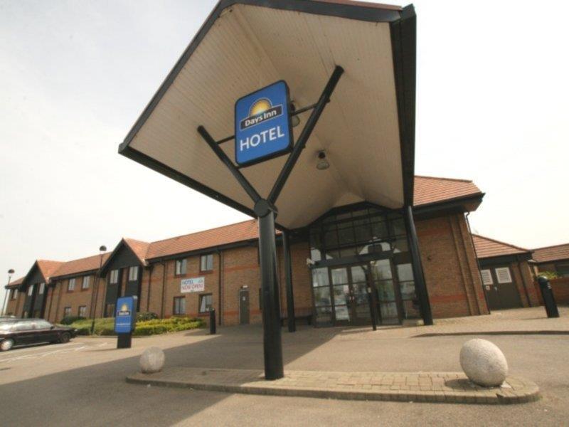 Hotel Ramada By Wyndham Cambridge Fen Drayton Esterno foto
