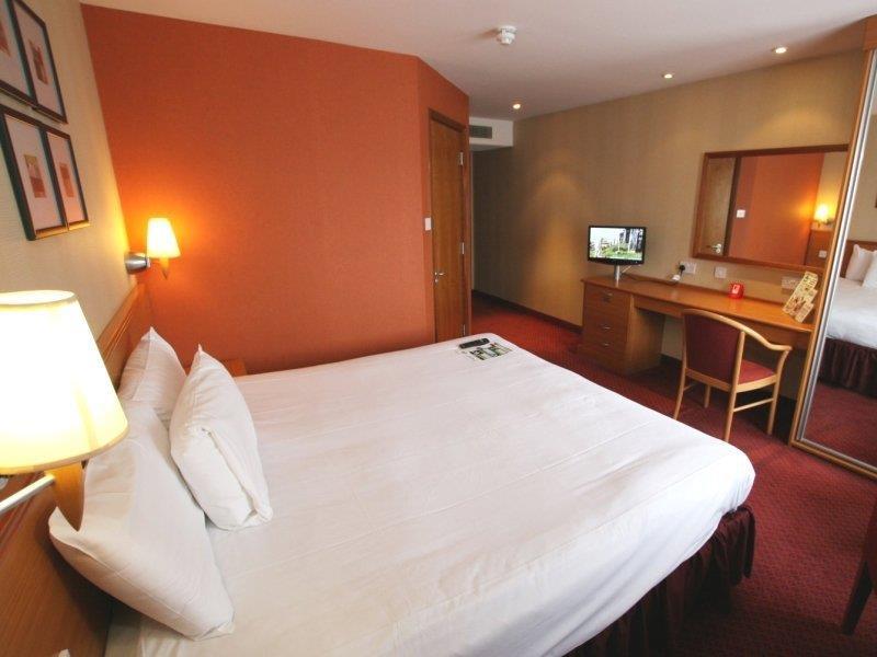 Hotel Ramada By Wyndham Cambridge Fen Drayton Esterno foto